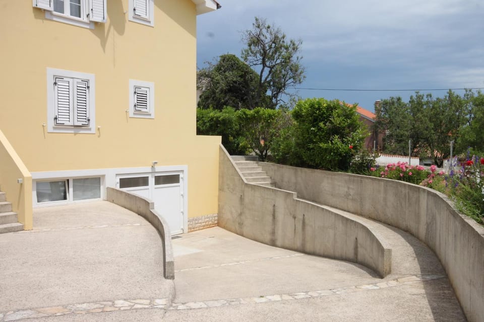 Location, children, Family