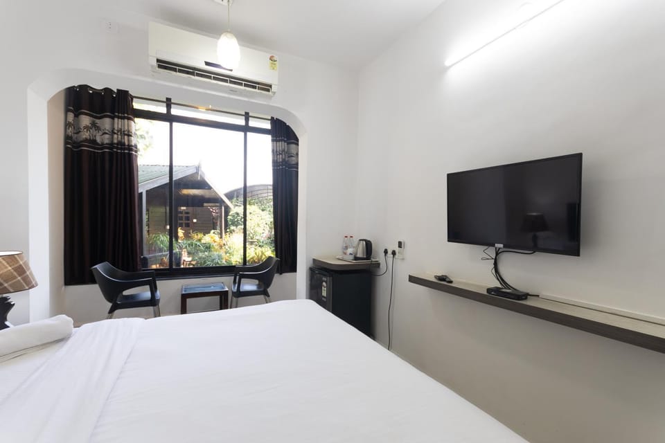 Bed, TV and multimedia, Photo of the whole room, Bedroom, hair dresser, air conditioner