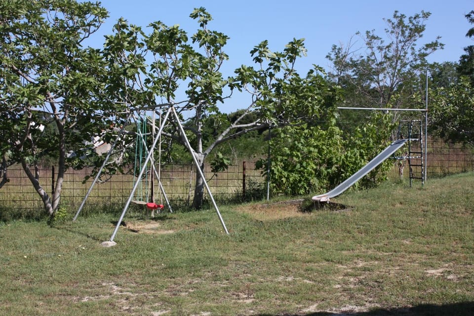 Location, children, Family