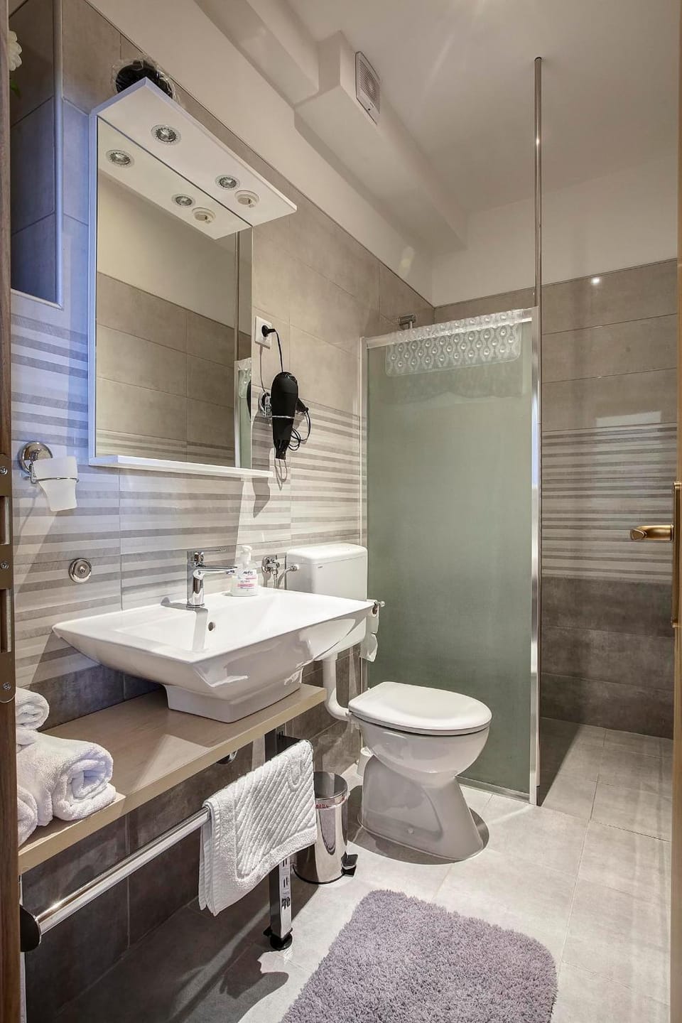 Toilet, Bathroom, Coffee/tea facilities, Kitchen or kitchenette, Living room, Bedroom