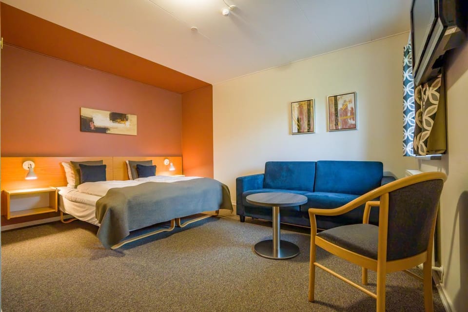 Bed, TV and multimedia, Living room, Photo of the whole room, Bedroom