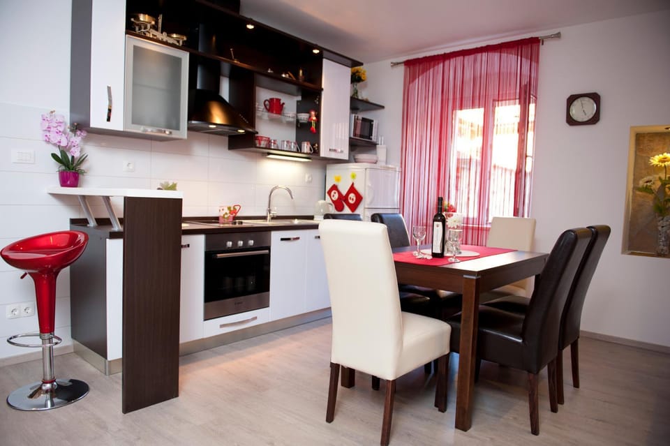 Kitchen or kitchenette, Dining area, Street view