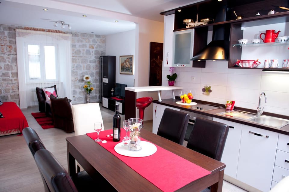 Kitchen or kitchenette, Living room, Sea view, Street view