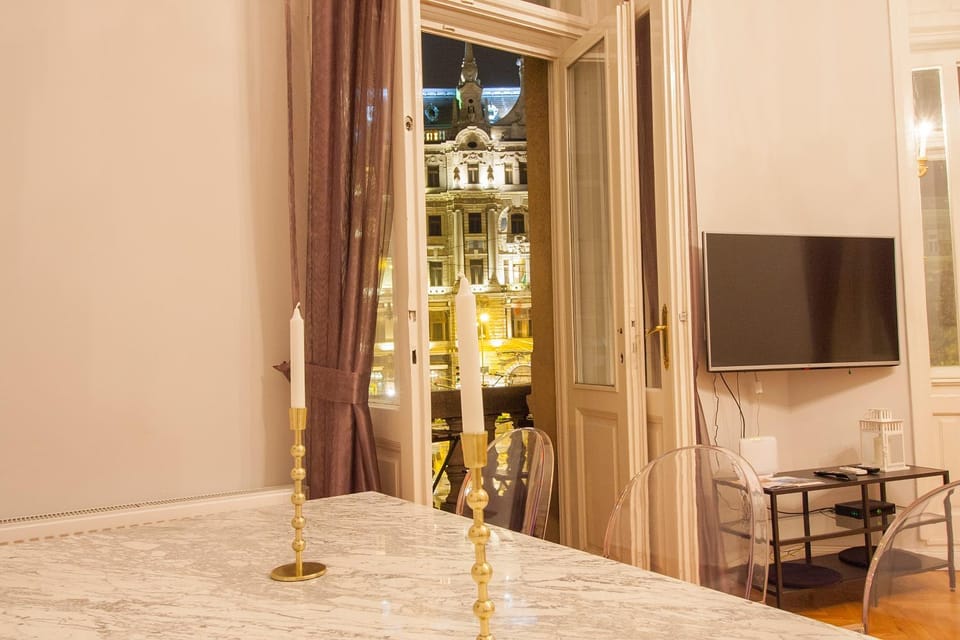 Dining area, City view, Landmark view