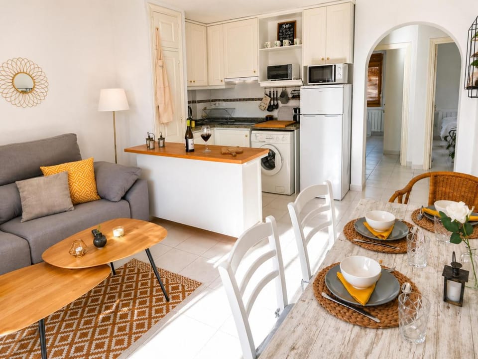 Kitchen or kitchenette, Living room, Seating area, Dining area, oven, stove