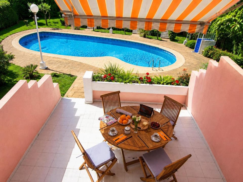 Property building, Patio, Day, Garden, Balcony/Terrace, Dining area, Garden view, Pool view, Swimming pool, sunbed
