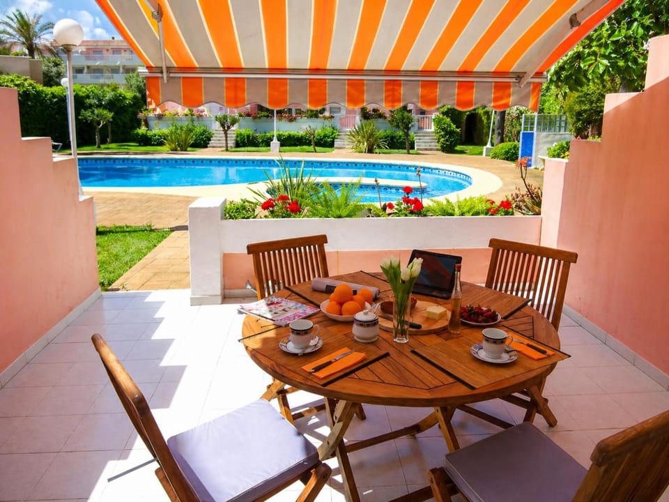 Patio, Day, Garden, Dining area, Garden view, Pool view, Swimming pool, sunbed
