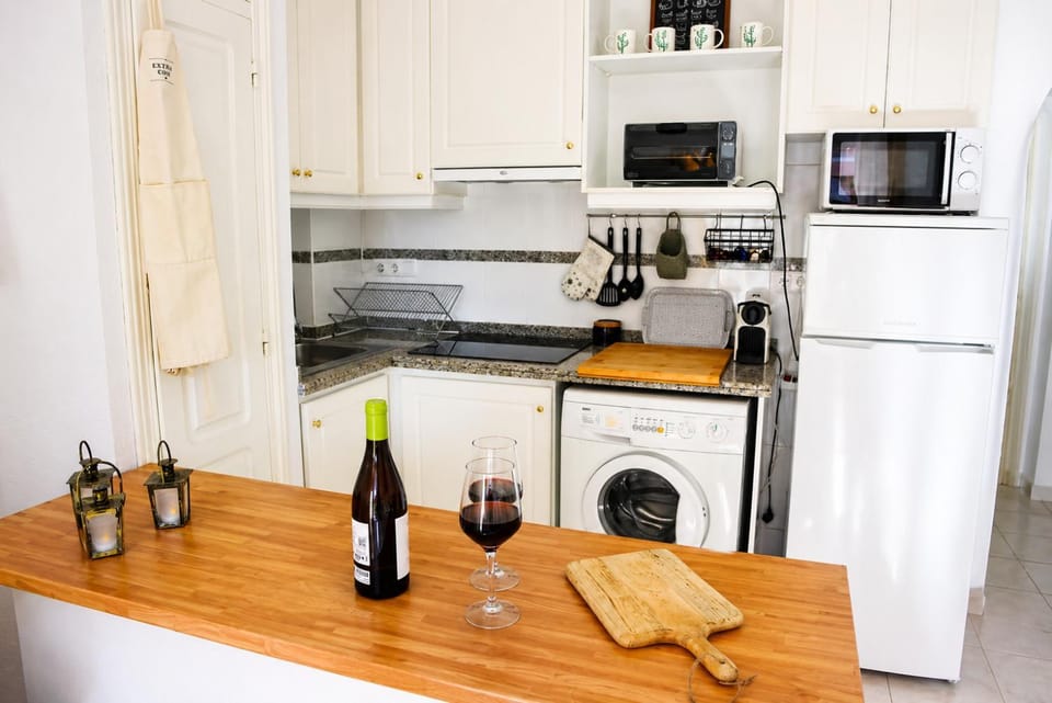 Coffee/tea facilities, Kitchen or kitchenette, Drinks, oven, stove, toaster, washing machine, kitchen