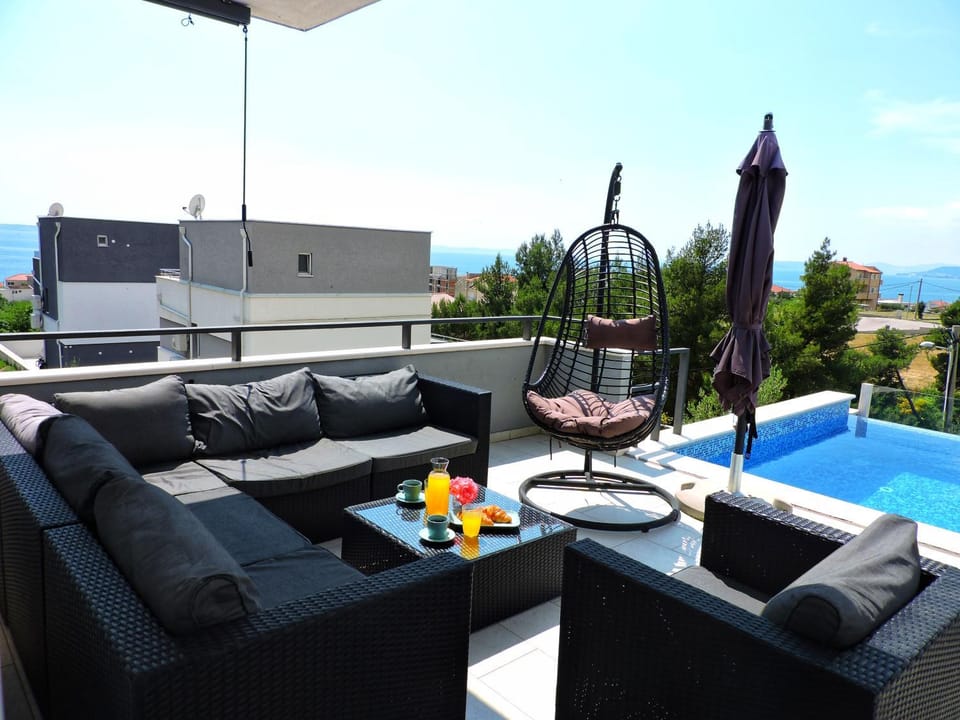 Seating area, Breakfast