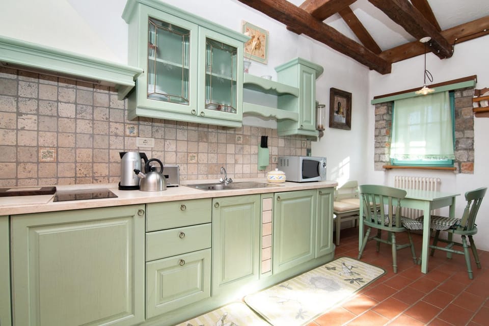 Coffee/tea facilities, Kitchen or kitchenette, Dining area, toaster