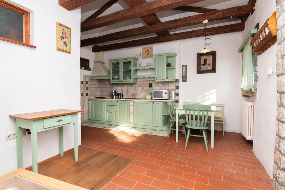 Kitchen or kitchenette, Dining area