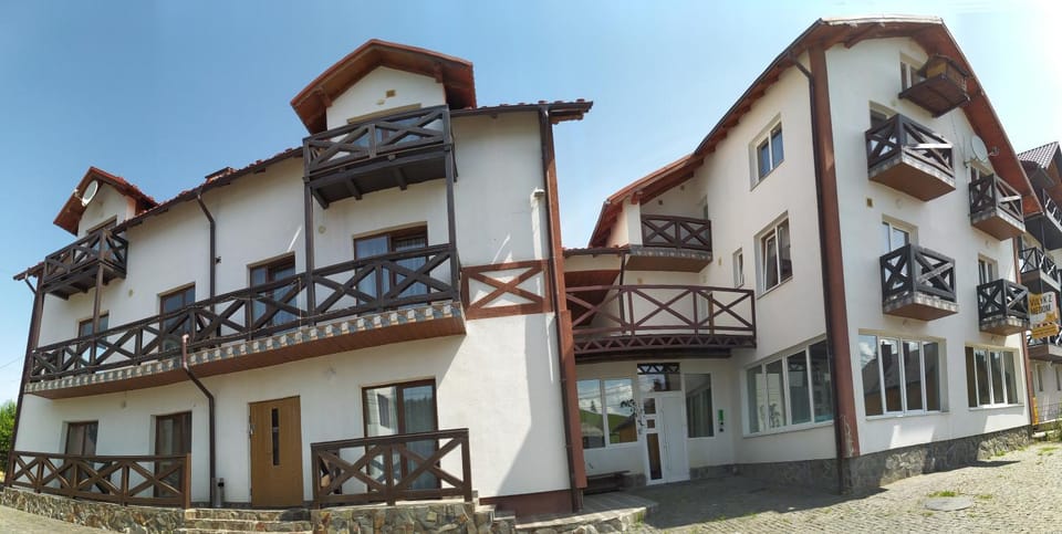 VULYK z MEDOM Nature lodge in Ukraine