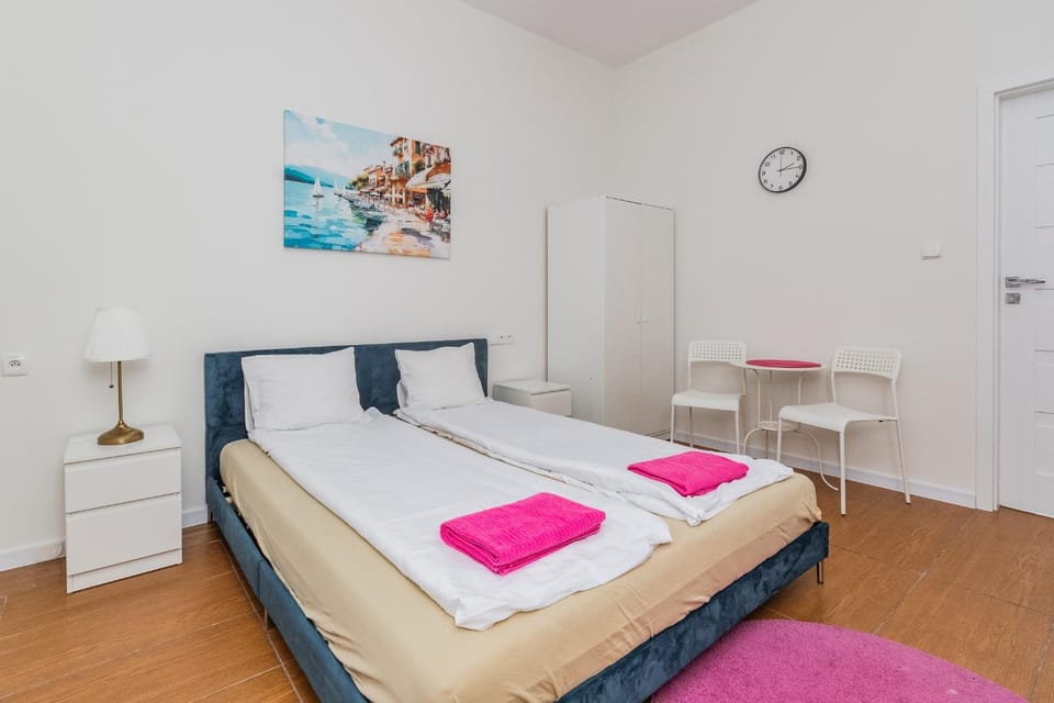 Bed, Photo of the whole room, towels