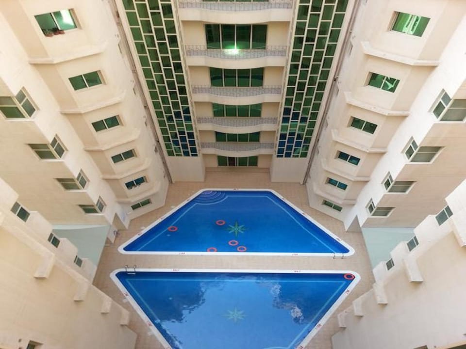 Shower, Toilet, Property building, Bathroom, Kitchen or kitchenette, Living room, Bedroom, Swimming pool, Family, Family