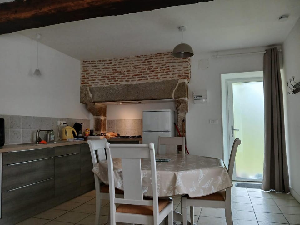 Coffee/tea facilities, Kitchen or kitchenette, stove, kitchen