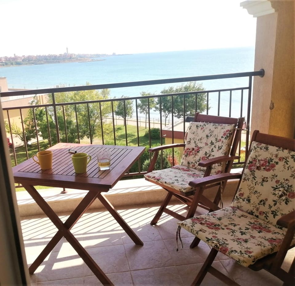 Balcony/Terrace, Seating area, Sea view, Breakfast, Time of day, Inner courtyard view