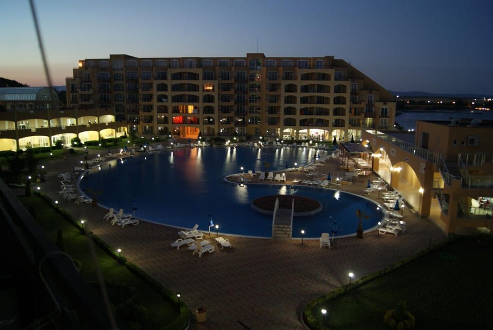 Nearby landmark, Restaurant/places to eat, Restaurant/places to eat, Natural landscape, Children play ground, Garden, Balcony/Terrace, Lounge or bar, Beach, Evening entertainment, Swimming pool, Swimming pool, Entertainment