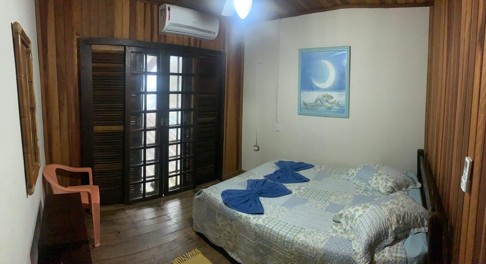 Bed, Bathroom, Photo of the whole room, air conditioner