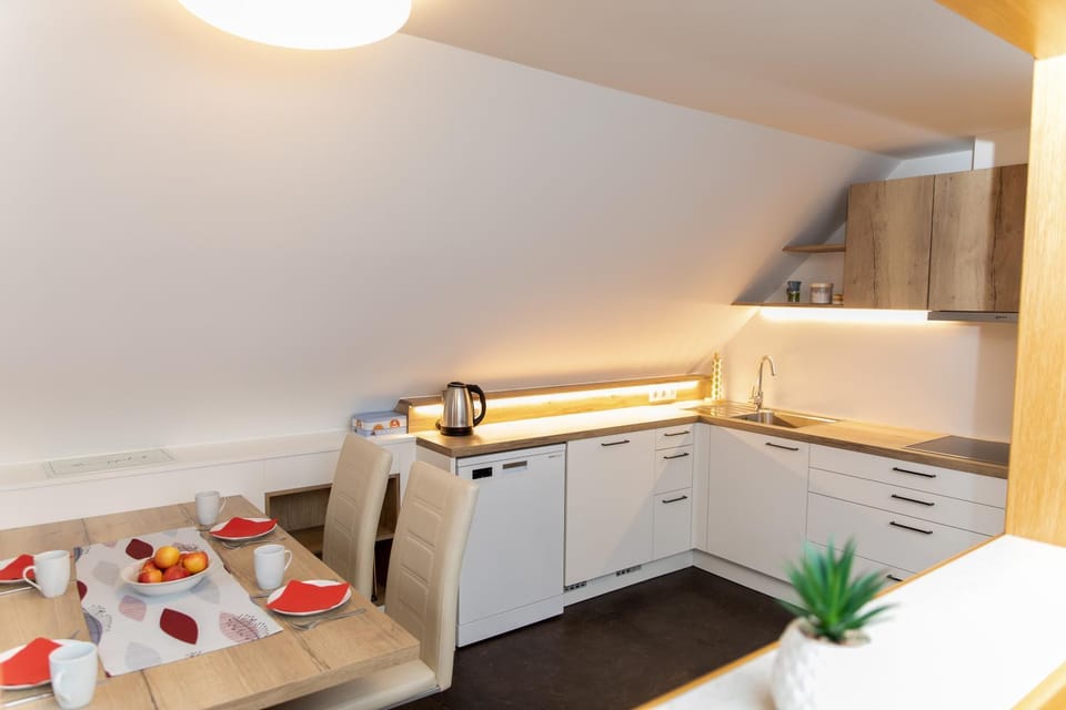 Kitchen or kitchenette, Dining area