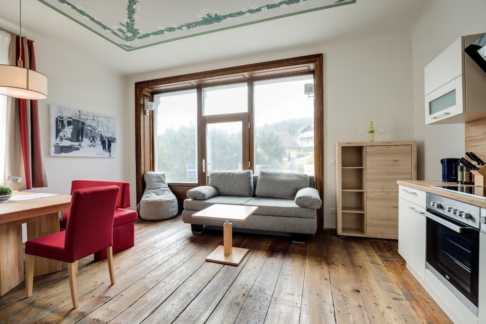 Kitchen or kitchenette, Living room, Seating area, Dining area