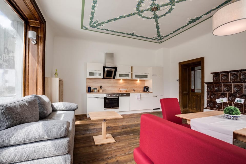 Kitchen or kitchenette, Living room, Seating area, Dining area