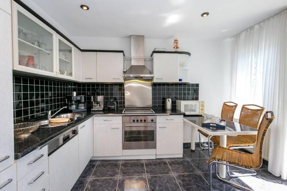 Kitchen or kitchenette, pet friendly, toaster