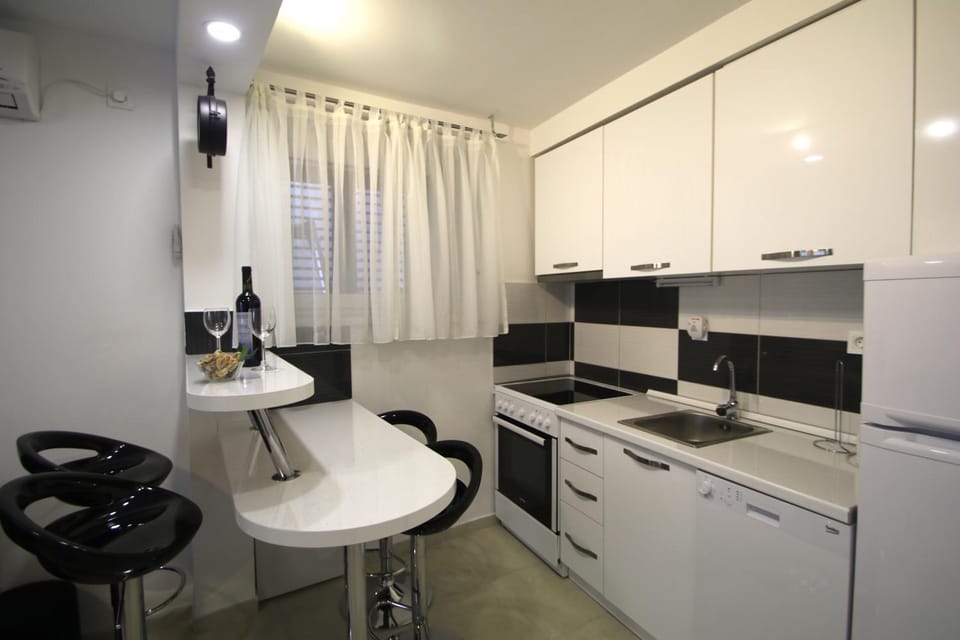 Coffee/tea facilities, Kitchen or kitchenette, Decorative detail, Seating area, Dining area, On site