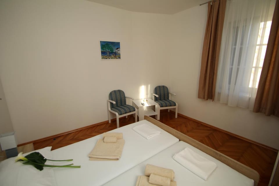 Bed, Decorative detail, Seating area, Bedroom