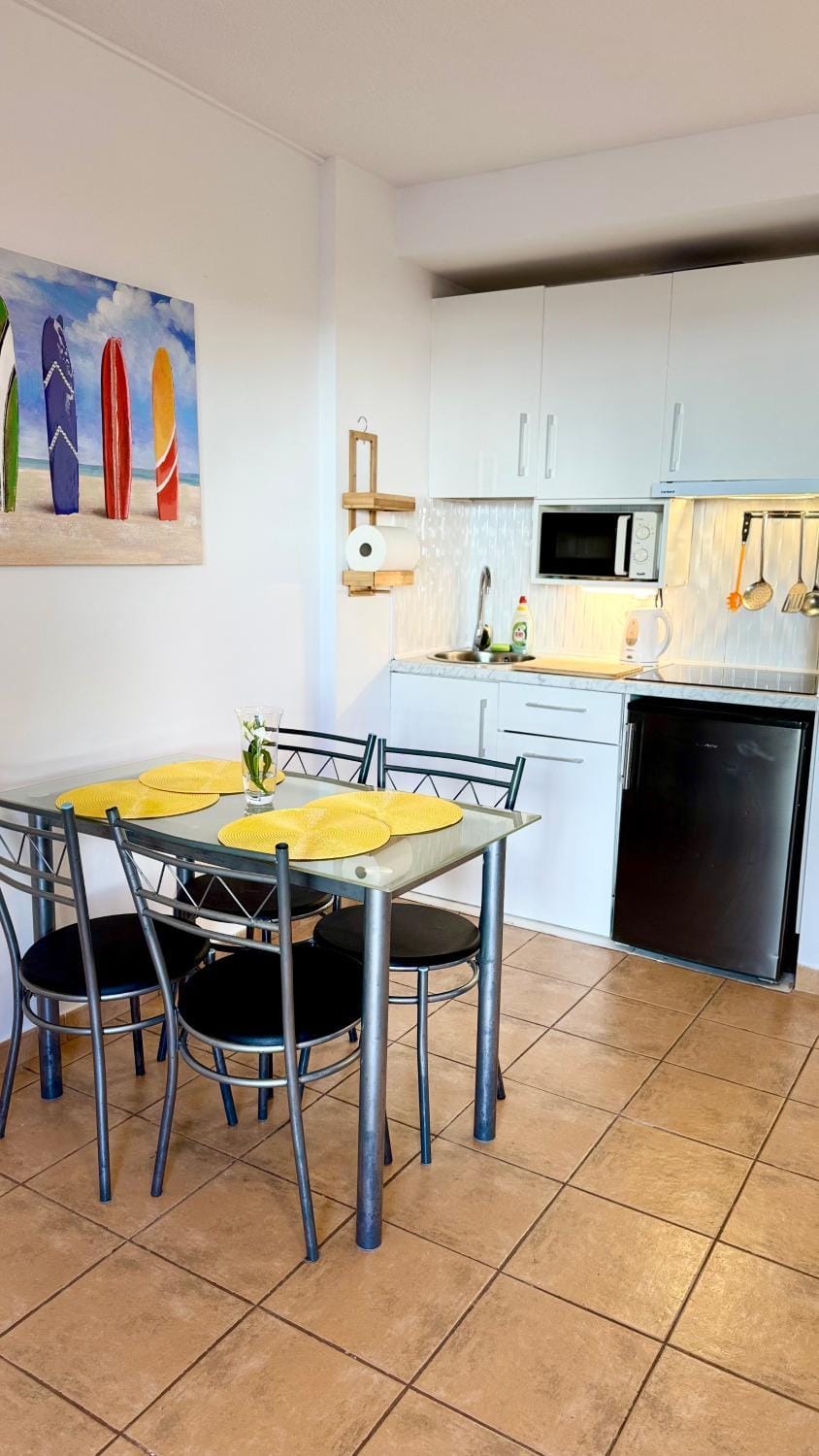 Kitchen or kitchenette, Dining area