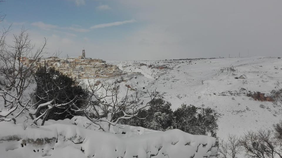 Nearby landmark, Day, Neighbourhood, Winter, Landmark view, Street view
