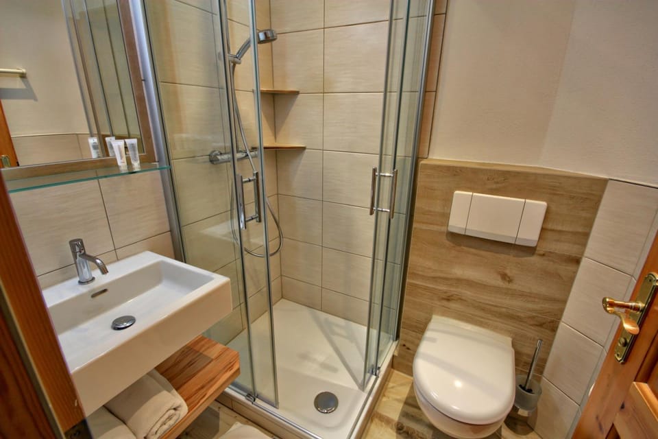 Shower, Toilet