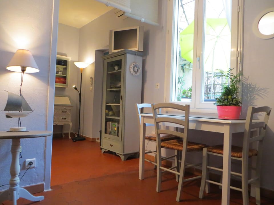 Photo of the whole room, Seating area, Dining area