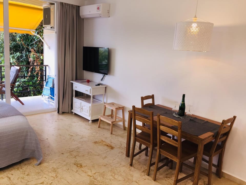 TV and multimedia, Living room, Dining area