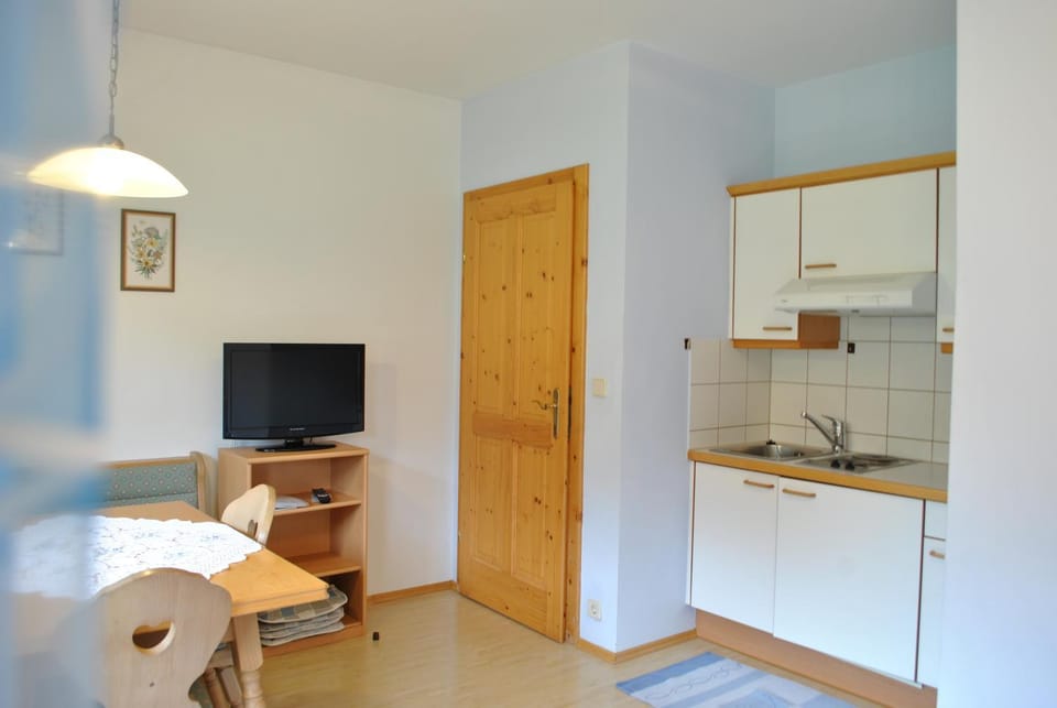 Kitchen or kitchenette, Seating area, Dining area
