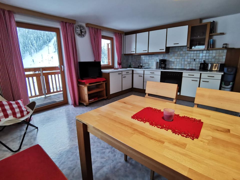 Coffee/tea facilities, Kitchen or kitchenette, Living room, Seating area, Dining area, Mountain view, River view