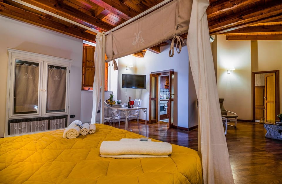 Bed, Photo of the whole room, Dining area