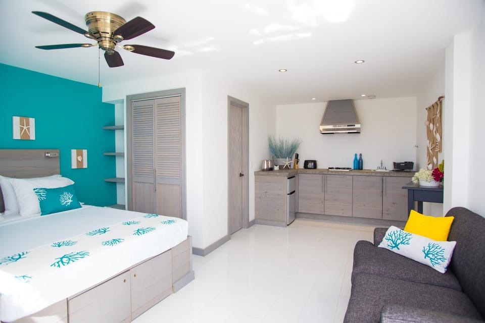 Bathroom, TV and multimedia, Living room, Photo of the whole room, Seating area