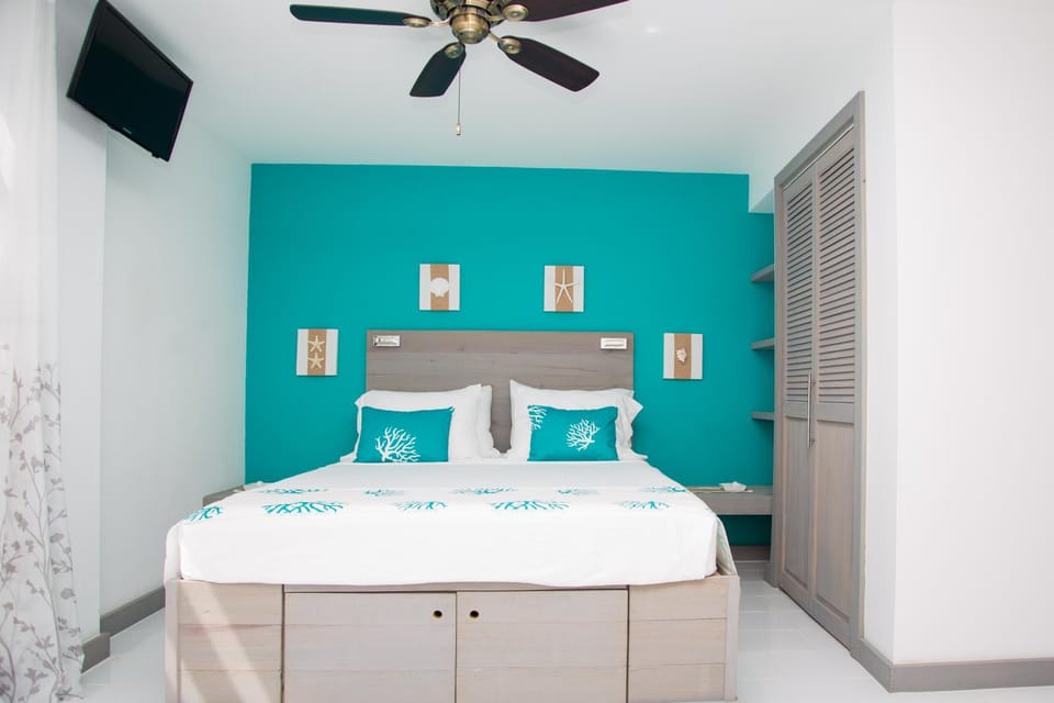 Bed, TV and multimedia, Bedroom