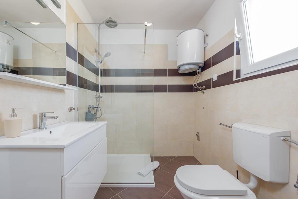 Shower, Toilet, Bathroom, bidet, towels