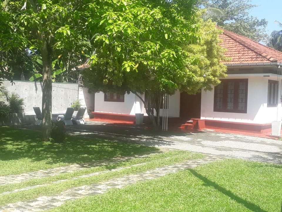 Villa Lagoonedge Villa in Southern Province