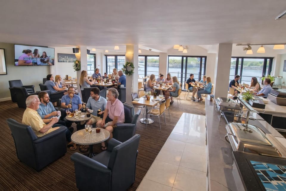 Restaurant/places to eat, Lounge or bar