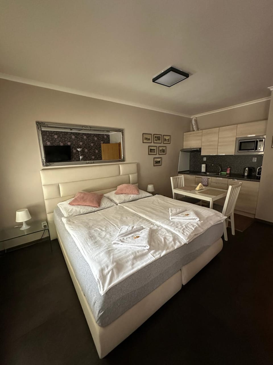 Bed, Kitchen or kitchenette, Photo of the whole room, Bedroom