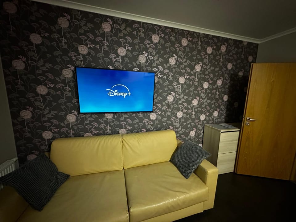 TV and multimedia, Living room, Seating area, Evening entertainment