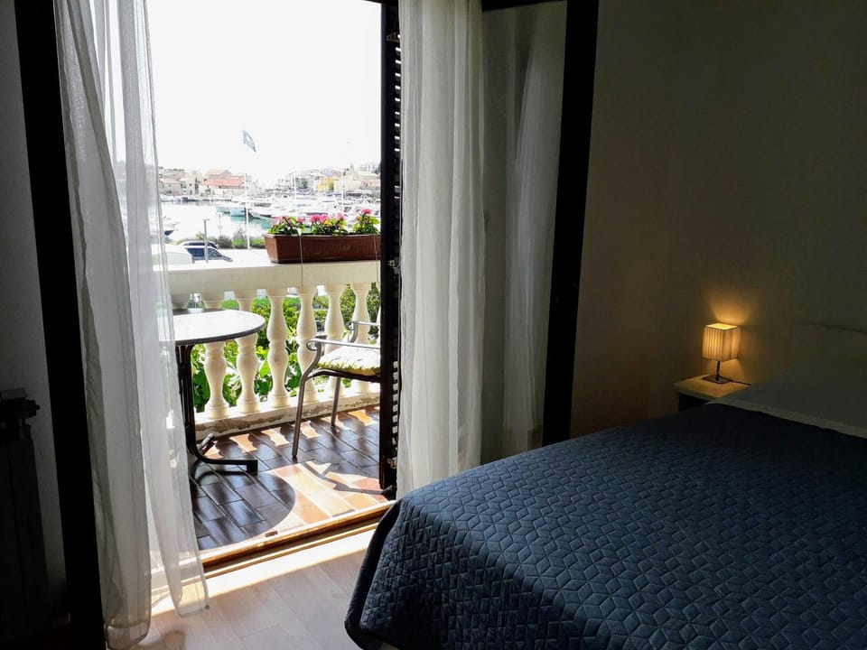 Bed, View (from property/room), Balcony/Terrace, Photo of the whole room, Bedroom