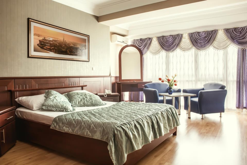 Bed, Day, Photo of the whole room, Decorative detail