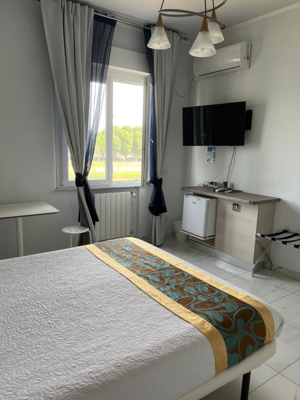 Bed, TV and multimedia, Photo of the whole room