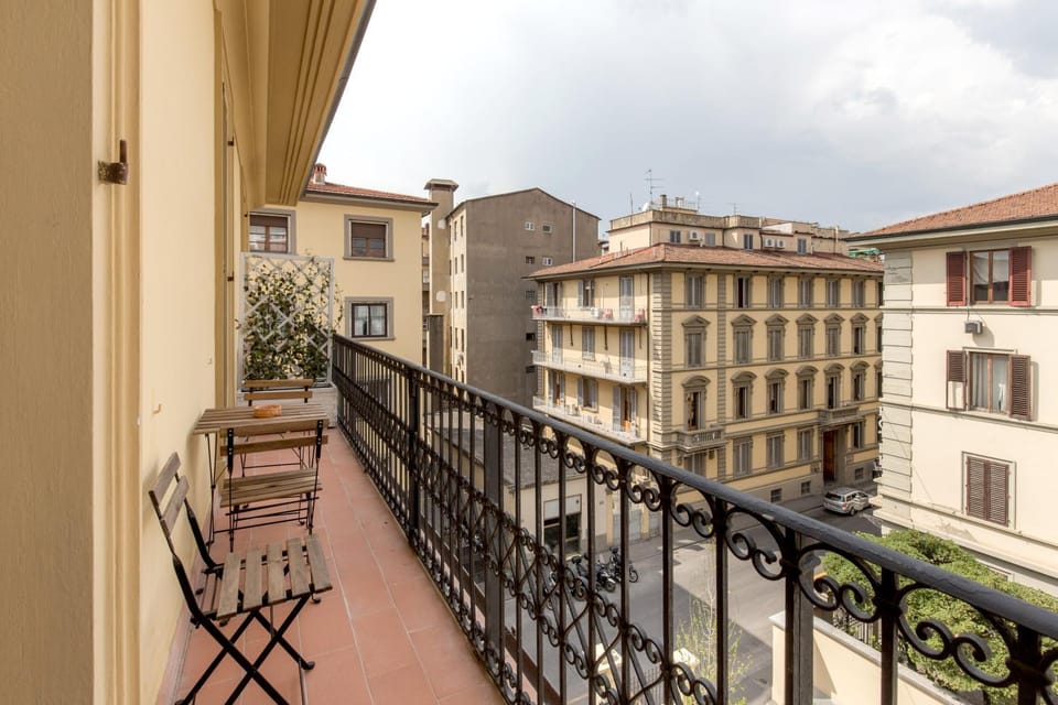 Property building, View (from property/room), Balcony/Terrace, City view, Quiet street view