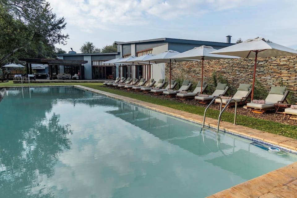 Property building, Garden, Garden view, Pool view, Swimming pool, sunbed, towels