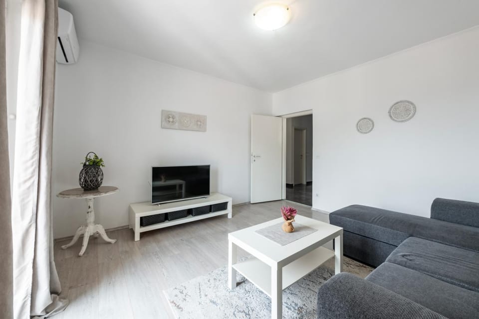 Communal lounge/ TV room, Living room, Seating area, air conditioner