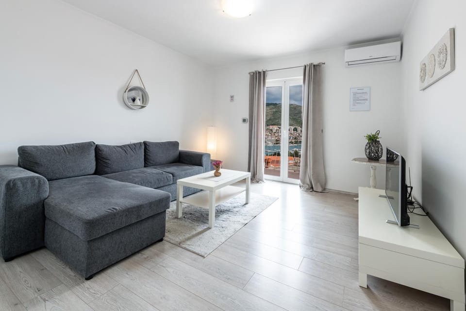 TV and multimedia, Living room, Seating area, air conditioner